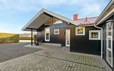 Nica - 100M from the Sea: Toit, Maison, Domicile, Chalet, Siding, Biens, Allée, Batiments Jardin, Cour, Cabanon