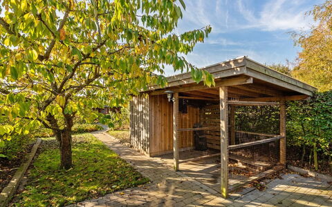 Nica - 100M from the Sea: Toit, Maison, Domicile, Chalet, Siding, Biens, Allée, Batiments Jardin, Cour, Cabanon