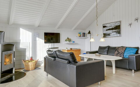 Hortensia - 350M from the Sea: Meubles, Design Intérieur, Sol, Bois, Sol, Plafond, Parquet, Chaise, Table, Éclairage