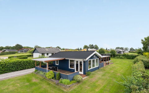 Roar - 500M from the Sea: Maison, Toit, Domicile, Zone Résidentielle, Chalet, Biens, Pelouse, Jardin, Ferme, Banlieue
