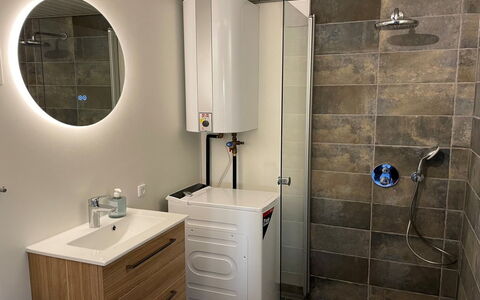Roar - 500M from the Sea: Sol, Luminaire Plomberie, Design Intérieur, Sol, Salle De Bains, Armoire De Toilette, Plomberie, Pièce, Évier, Toilette