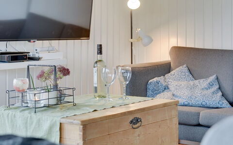 Roar - 500M from the Sea: Meubles, Design Intérieur, Sol, Éclairage, Pièce, Salon, Sol, Table, Domicile, Canapé