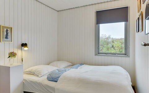 Roar - 500M from the Sea: Chambre, Lit, Mur, Design Intérieur, Drap De Lit, Literie, Bois, Plafond, Sol, Sol