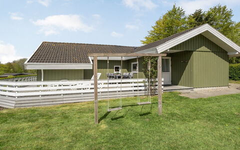 Guldborg - 400M to the Fjord: Toit, Maison, Domicile, Chalet, Biens, Siding, Pelouse, Cour, Ombre, Jardin