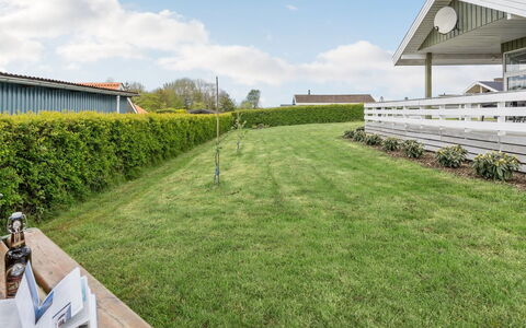 Guldborg - 400M to the Fjord: Herbe, Lot Terre, Pelouse, Jardin, Couverture De Sol, Aménagement Paysager, Prairie, Ombre, Cour