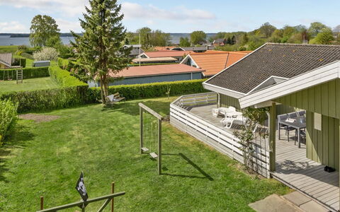 Guldborg - 400M to the Fjord: Zone Résidentielle, Maison, Domicile, Toit, Biens, Pelouse, Chalet, Jardin, Cour, Siding