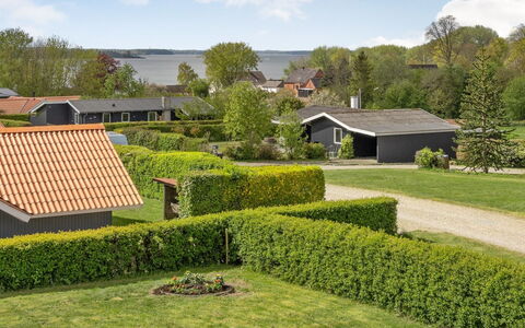 Guldborg - 400M to the Fjord: Herbe, Arbuste, Maison, Domicile, Lot Terre, Jardin, Toit, Pelouse, Couverture De Sol