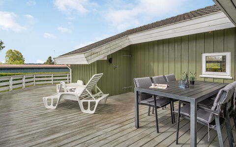 Guldborg - 400M to the Fjord: Toit, Maison, Lot Terre, Domicile, Chalet, Biens, Batiments Jardin, Ombre, Cabane En Rondins, Aménagement Paysager