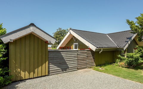 Ofelia - 500M to the Fjord: Meubles, Design Intérieur, Sol, Bois, Sol, Plafond, Parquet, Chaise, Table, Éclairage