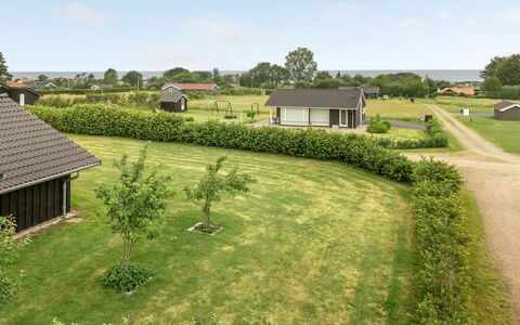 Juliana - 400M from the Sea: Meubles, Table, Mobilier De Jardin, Tableau De Plein Air, Chaise, Tache De Bois, Ombre, Arrière-Cour, Chalet, Table Cuisine Et Salle A Manger