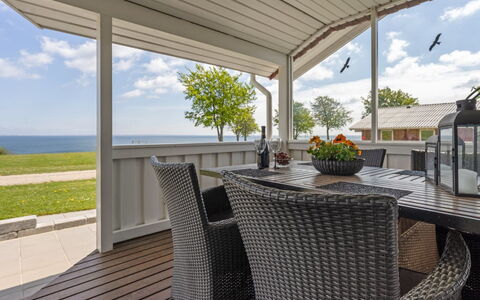 Anastacia - 75M from the Sea: Maison, Domicile, Toit, Zone Résidentielle, Chalet, Biens, Ferme, Pelouse, Aménagement Paysager, Siding