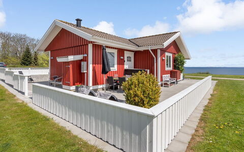 Anastacia - 75M from the Sea: Maison, Domicile, Toit, Zone Résidentielle, Chalet, Biens, Ferme, Pelouse, Aménagement Paysager, Siding