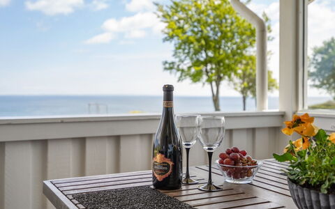 Anastacia - 75M from the Sea: Maison, Domicile, Toit, Zone Résidentielle, Chalet, Biens, Ferme, Pelouse, Aménagement Paysager, Siding