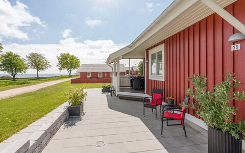 Anastacia - 75M from the Sea: Maison, Domicile, Toit, Zone Résidentielle, Chalet, Biens, Ferme, Pelouse, Aménagement Paysager, Siding