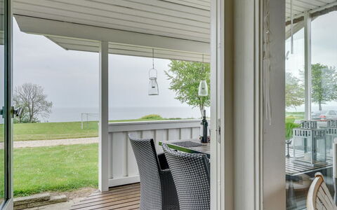 Anastacia - 75M from the Sea: Maison, Domicile, Toit, Zone Résidentielle, Chalet, Biens, Ferme, Pelouse, Aménagement Paysager, Siding