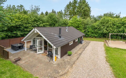 Melisa - 28Km from the Sea: Domicile, Chalet, Porche, Dur, Siding, Plate-Forme, Ombre, Planche, Biens, Batiments Jardin