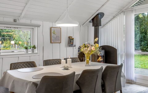 Melisa - 28Km from the Sea: Meubles, Design Intérieur, Sol, Luminaire, Plafond, Bois, Sol, Salle À Manger, Table Cuisine Et Salle A Manger, Chaise