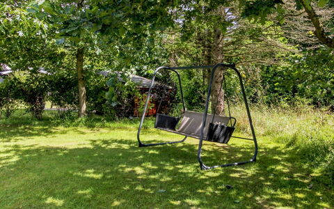Arvi - 30Km from the Sea: Meubles, Canapé, Design Intérieur, Sol, Salon, Sol, Throw Pillow, Pièce, Oreiller