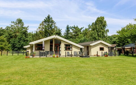 Arvi - 30Km from the Sea: Meubles, Canapé, Design Intérieur, Sol, Salon, Sol, Throw Pillow, Pièce, Oreiller