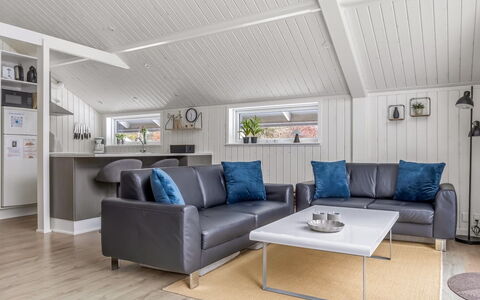 Aleide - 29Km from the Sea: Bois, Meubles, Canapé, Design Intérieur, Sol, Salon, Plafond, Sol, Domicile