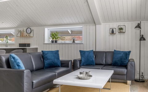 Aleide - 29Km from the Sea: Canapé, Meubles, Bois, Salon, Sol, Design Intérieur, Sol, Domicile, Parquet