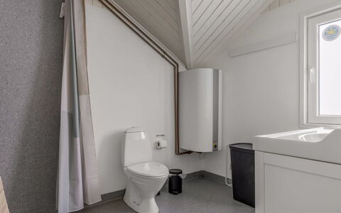 Aleide - 29Km from the Sea: Luminaire Plomberie, Sol, Sol, Siège De Toilette, Toilette, Salle De Bains, Design Intérieur, Plafond, Plomberie, Évier