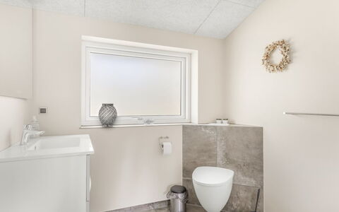 Eylar - 28Km from the Sea: Mur, Sol, Sol, Luminaire Plomberie, Design Intérieur, Salle De Bains, Plafond, Toilette, Évier, Plomberie