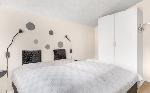 Eylar - 28Km from the Sea: Design Intérieur, Chambre, Lit, Mur, Sol, Plafond, Sol, Meubles, Luminaire, Bois