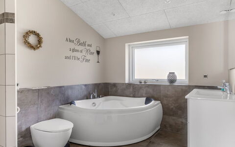 Eylar - 28Km from the Sea: Luminaire Plomberie, Baignoire, Sol, Sol, Design Intérieur, Salle De Bains, Plomberie, Robinet, Plafond, Tuile