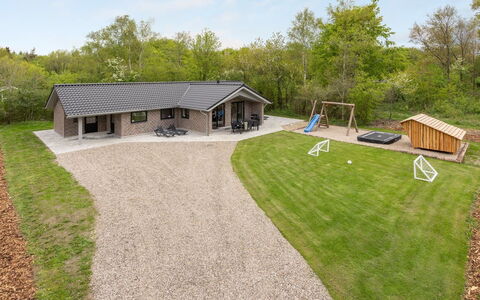 Eylar - 28Km from the Sea: Maison, Chalet, Toit, Batiments Jardin, Ombre, Cabanon, Arrière-Cour, Mobilier De Jardin, Cour, Pelouse