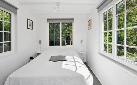 Hannelise - 30Km from the Sea: Mur, Chambre, Lit, Plafond, Drap De Lit, Design Intérieur, Literie, Sol, Domicile, Cadre De Lit