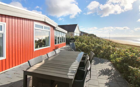 Erno - 20M from the Sea: Toit, Maison, Domicile, Chalet, Porte, Siding, Plate-Forme, Porche, Planche, Dur