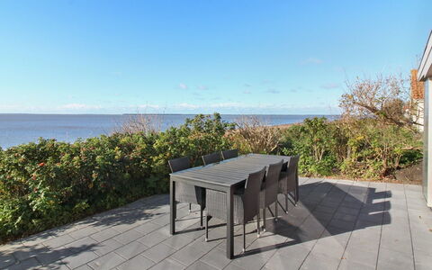 Erno - 20M from the Sea: Toit, Maison, Domicile, Chalet, Porte, Siding, Plate-Forme, Porche, Planche, Dur