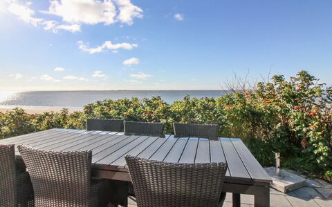 Erno - 20M from the Sea: Toit, Maison, Domicile, Chalet, Porte, Siding, Plate-Forme, Porche, Planche, Dur