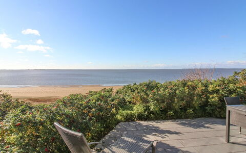 Erno - 20M from the Sea: Toit, Maison, Domicile, Chalet, Porte, Siding, Plate-Forme, Porche, Planche, Dur
