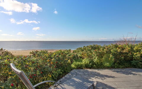 Erno - 20M from the Sea: Toit, Maison, Domicile, Chalet, Porte, Siding, Plate-Forme, Porche, Planche, Dur