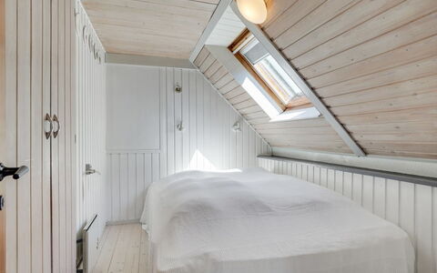 Ødke - 3.5Km from the Sea: Chambre, Lit, Mur, Sol, Sol, Design Intérieur, Bois, Plafond, Literie, Drap De Lit