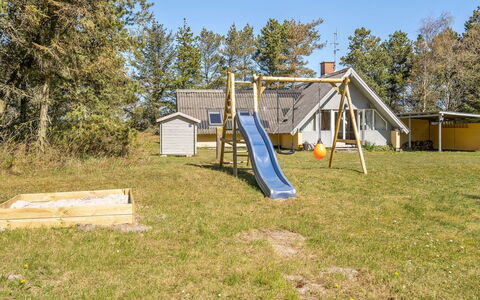 Ødke - 3.5Km from the Sea: Toboggan, Lot Terre, Jardin, Pelouse, Arrière-Cour, Chalet, Ombre, Cour, Chute, Batiments Jardin