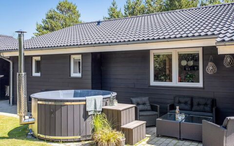 Gylla - 12Km from the Sea: Meubles, Design Intérieur, Sol, Bois, Sol, Plafond, Parquet, Chaise, Table, Éclairage
