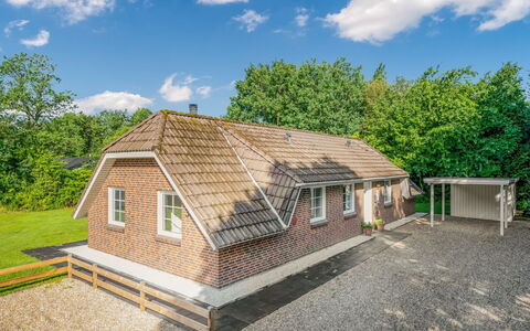 Prohor - 10.5Km from the Sea: Toit, Maison, Domicile, Chalet, Porte, Siding, Plate-Forme, Porche, Planche, Dur