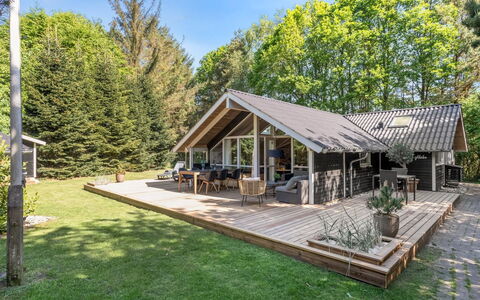 Anastaja - 12Km from the Sea: Meubles, Design Intérieur, Sol, Bois, Sol, Plafond, Parquet, Chaise, Table, Éclairage