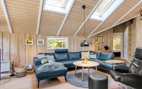 Anastaja - 12Km from the Sea: Meubles, Design Intérieur, Sol, Bois, Sol, Plafond, Parquet, Chaise, Table, Éclairage
