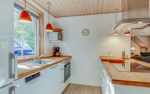 Friederk - 12Km from the Sea: Cuisine, Comptoir, Sol, Design Intérieur, Bois, Appareil De Cuisine, Plafond, Cabinetry, Meubles, Sol