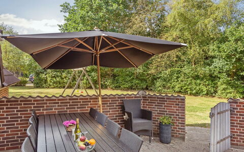 Friederk - 12Km from the Sea: Meubles, Mobilier De Jardin, Bois, Chaise, Parapluie, Tableau De Plein Air, Table, Jardin, Ombre, Tache De Bois