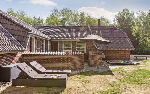 Friederk - 12Km from the Sea: Toit, Chalet, Jardin, Arrière-Cour, Ombre, Cour, Pelouse, Conception, Brique