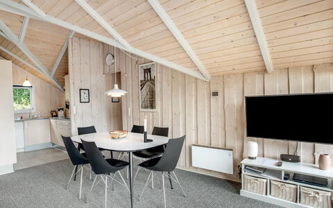 Tecla - 12Km from the Sea: Bois, Design Intérieur, Plafond, Sol, Domicile, Sol, Pièce, Luminaire, Table Cuisine Et Salle A Manger, Salon