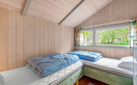 Torben - 10Km from the Sea: Bois, Chambre, Design Intérieur, Plafond, Sol, Lit, Sol, Domicile, Meubles, Pièce