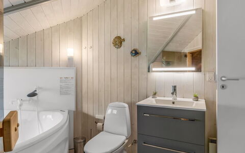 Torben - 10Km from the Sea: Sol, Luminaire Plomberie, Design Intérieur, Évier, Sol, Bois, Salle De Bains, Lavabo, Plafond, Armoire De Toilette
