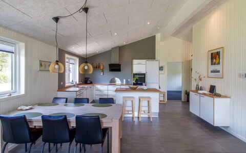 Gardi - 14Km from the Sea: Bois, Plafond, Sol, Design Intérieur, Luminaire, Sol, Domicile, Meubles, Cuisine, Table Cuisine Et Salle A Manger