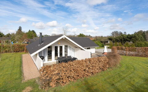 Edvardsine - 12Km from the Sea: Toit, Maison, Lot Terre, Domicile, Chalet, Biens, Batiments Jardin, Ombre, Cabane En Rondins, Aménagement Paysager